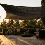bâche micro perforée pour jardin tendue sur terrasse élégante