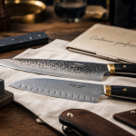 Couteaux professionnels de cuisine : couteau chef et santoku sur table bois