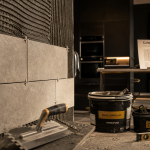 Pose carrelage mural : alignement parfait au cordeau