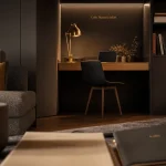 Coin bureau salon : bureau bois clair et lampe laiton dans le salon