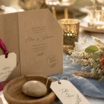 Couleur boheme : table de mariage bohème chic kraft, or vieilli et fleurs séchées
