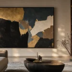 Décorer un grand mur salon avec tableau XXL, cadres et rangements muraux