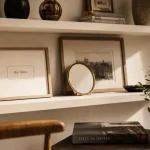 Décorer un mur blanc avec étagères flottantes et cadres déco