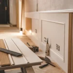 Habillage mur intérieur PVC et panneau décoratif bois dans un couloir