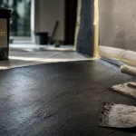 Prix du béton ciré au m2 : sol en béton ciré gris anthracite en chantier intérieur