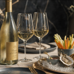 Vin blanc sec apéro : verres et bouteille au style chic, sauvignon, chardonnay, albariño