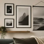 Décorer mur blanc : cadres noirs, applique laiton et affiche noir et blanc