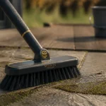 Brosse nettoyante terrasse pour bois, carrelage et béton sur béton avec mousse