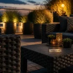 Salon de jardin osier en résine tressée, coussins et table basse au crépuscule